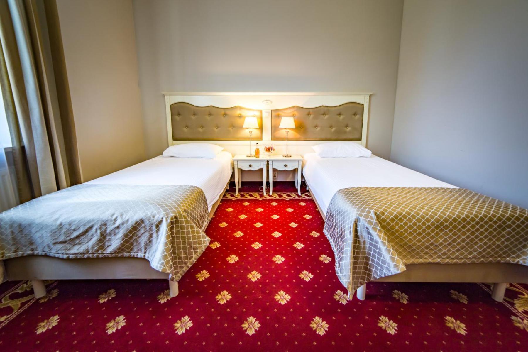 Hotel Sobienie Krolewskie Sobienie Szlacheckie Extérieur photo