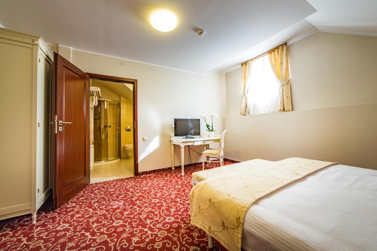 Hotel Sobienie Krolewskie Sobienie Szlacheckie Extérieur photo