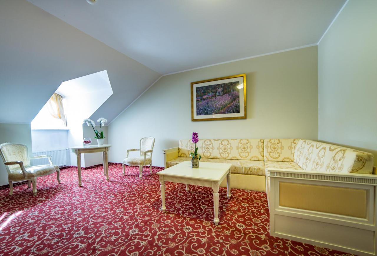 Hotel Sobienie Krolewskie Sobienie Szlacheckie Extérieur photo